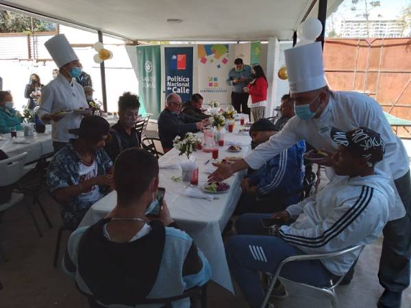 Seremi de Desarrollo Social y Familia y Santo Tomás Copiapó conmemoran "Día de la Solidaridad" con almuerzos para personas en situación de calle