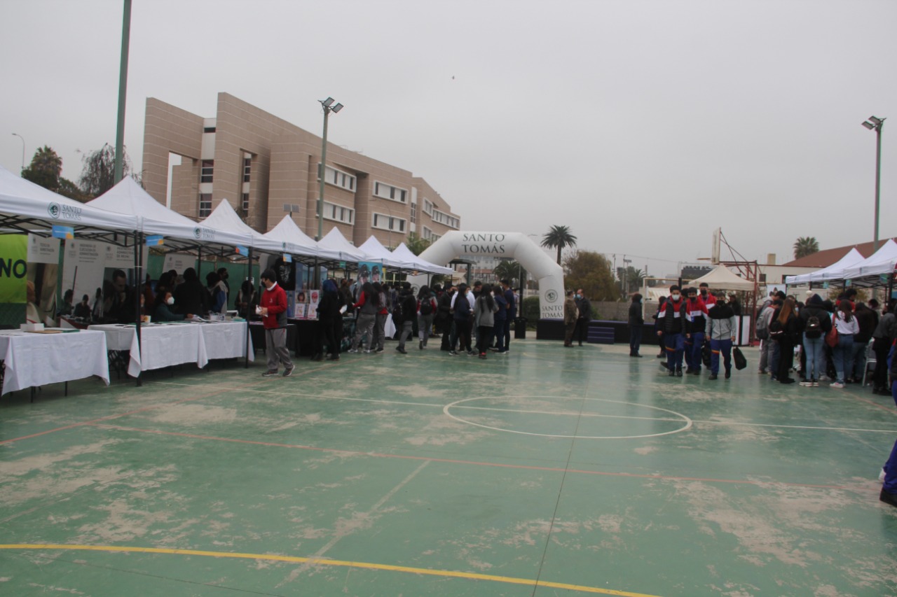 Tras dos años se volvió a vivir la feria “Descubre Tu Futuro” En Santo Tomás La Serena
