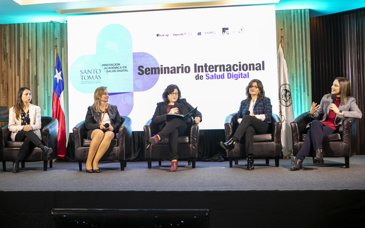 Expertas debaten sobre desafíos de la salud digital en seminario de Santo Tomás