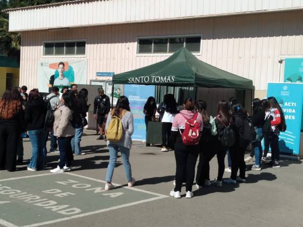 Santo Tomás lanza programa-concurso para fortalecer el idioma inglés en estudiantes de Enseñanza Media