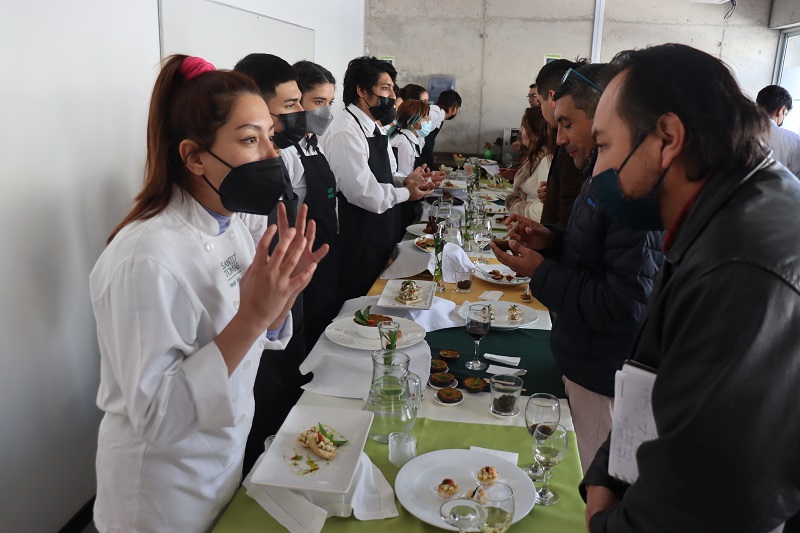 Tomasinos de Ovalle realizan exposición de productos locales y maridaje