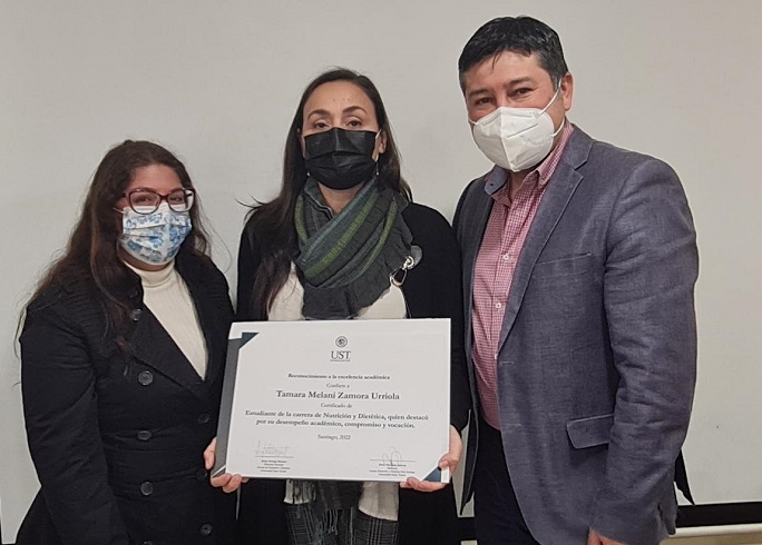 Rector UST Santiago hizo entrega de Certificado Póstumo
