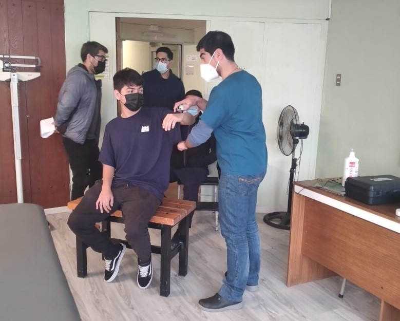 Estudiantes y egresados de Kinesiología participaron de Clase Magistral sobre Compartimentalización Neuromuscular