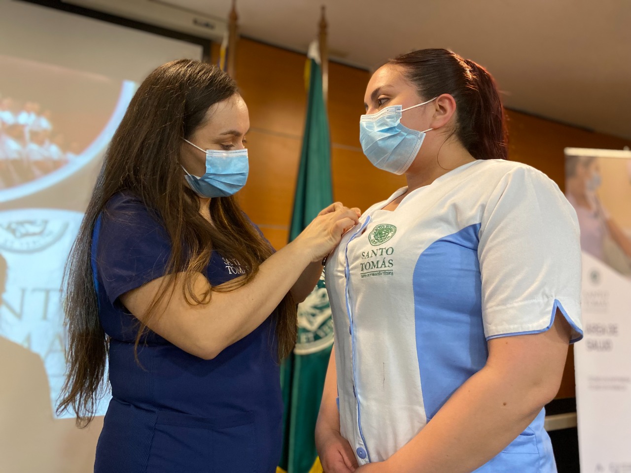 Estudiantes TENS Santo Tomás Los Ángeles vivieron especial investidura junto a sus familias