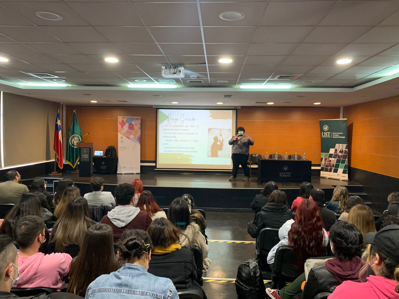 Especialistas se reunieron en seminario para desmitificar, prevenir, e identificar la conducta suicida