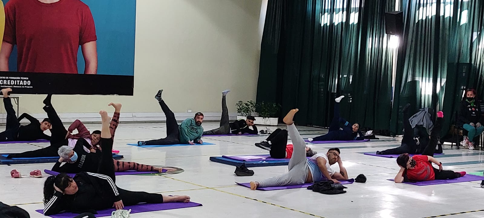 Monitores y profesores de educación física participaron en capacitación de pilates y meditación