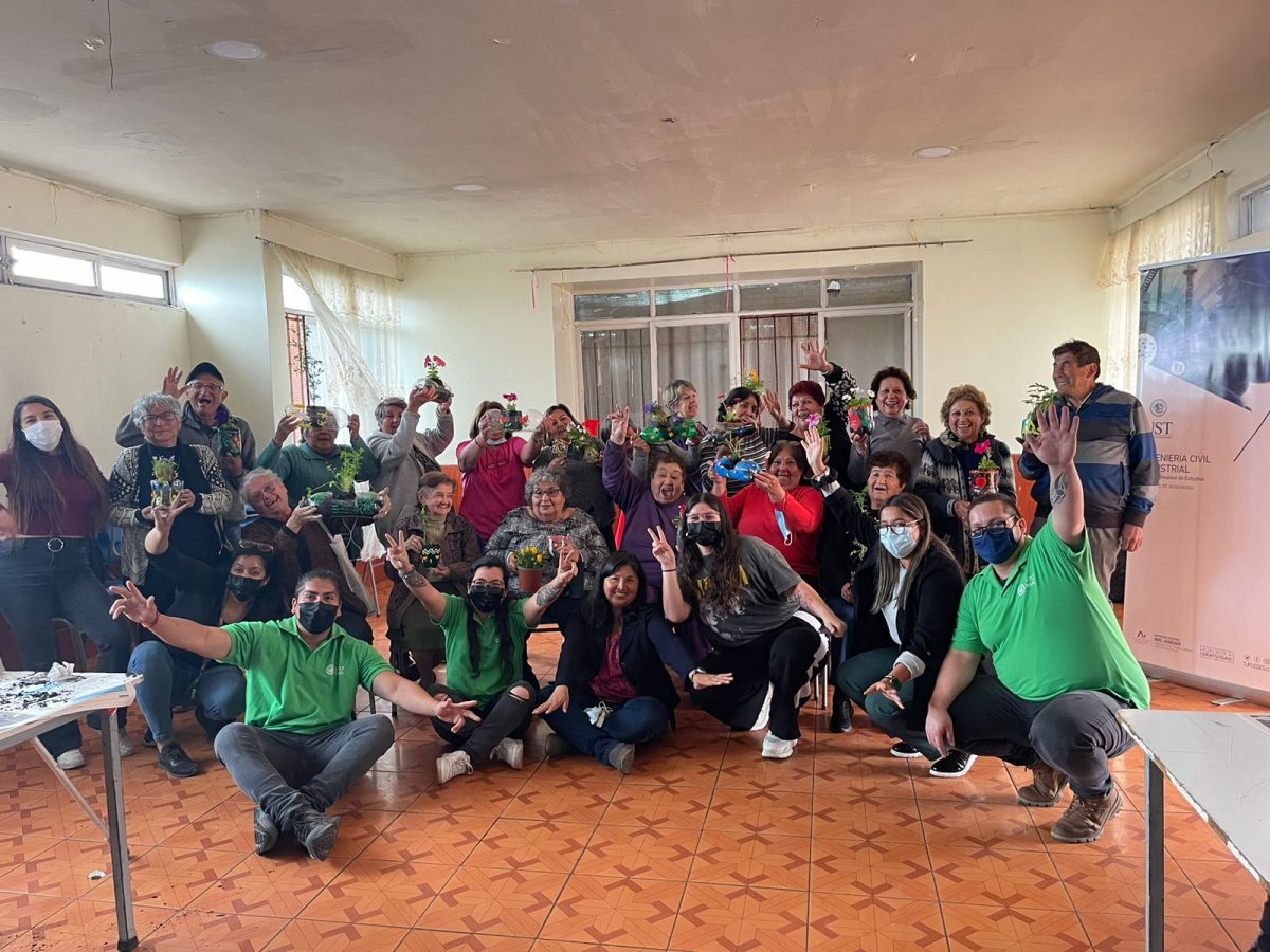 Estudiantes de Santo Tomás intervienen agrupación de adultos mayores en población Salitreras Unidas de Antofagasta