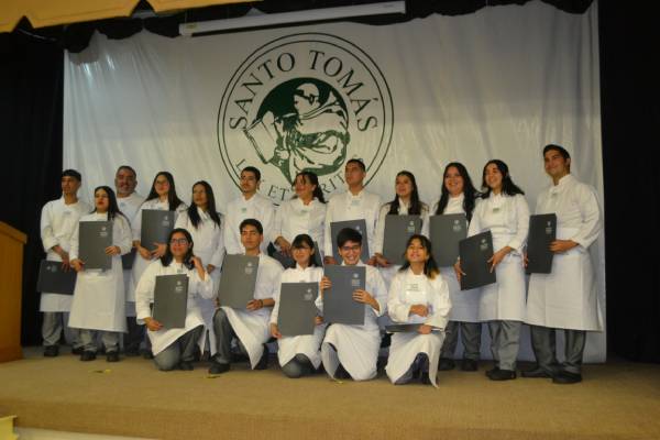 Estudiantes de Gastronomía Internacional y Tradicional Chilena de Santo Tomás Copiapó reciben su investidura