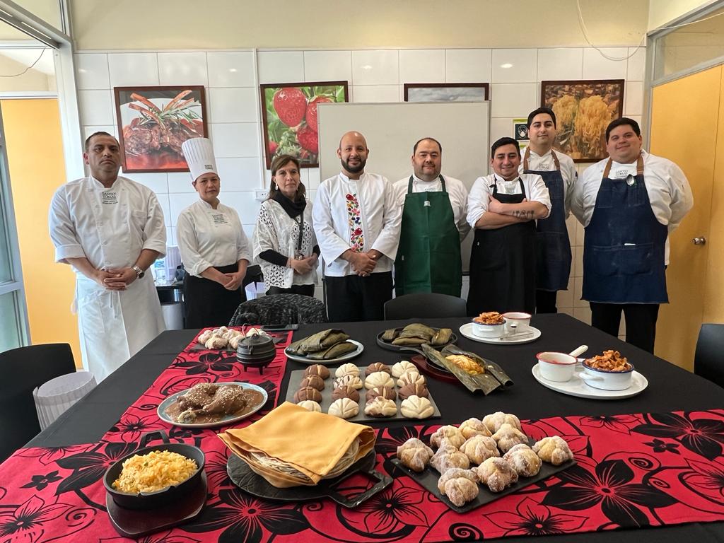 Reconocido chef mexicano capacita a docentes de gastronomía de Santo Tomás Temuco