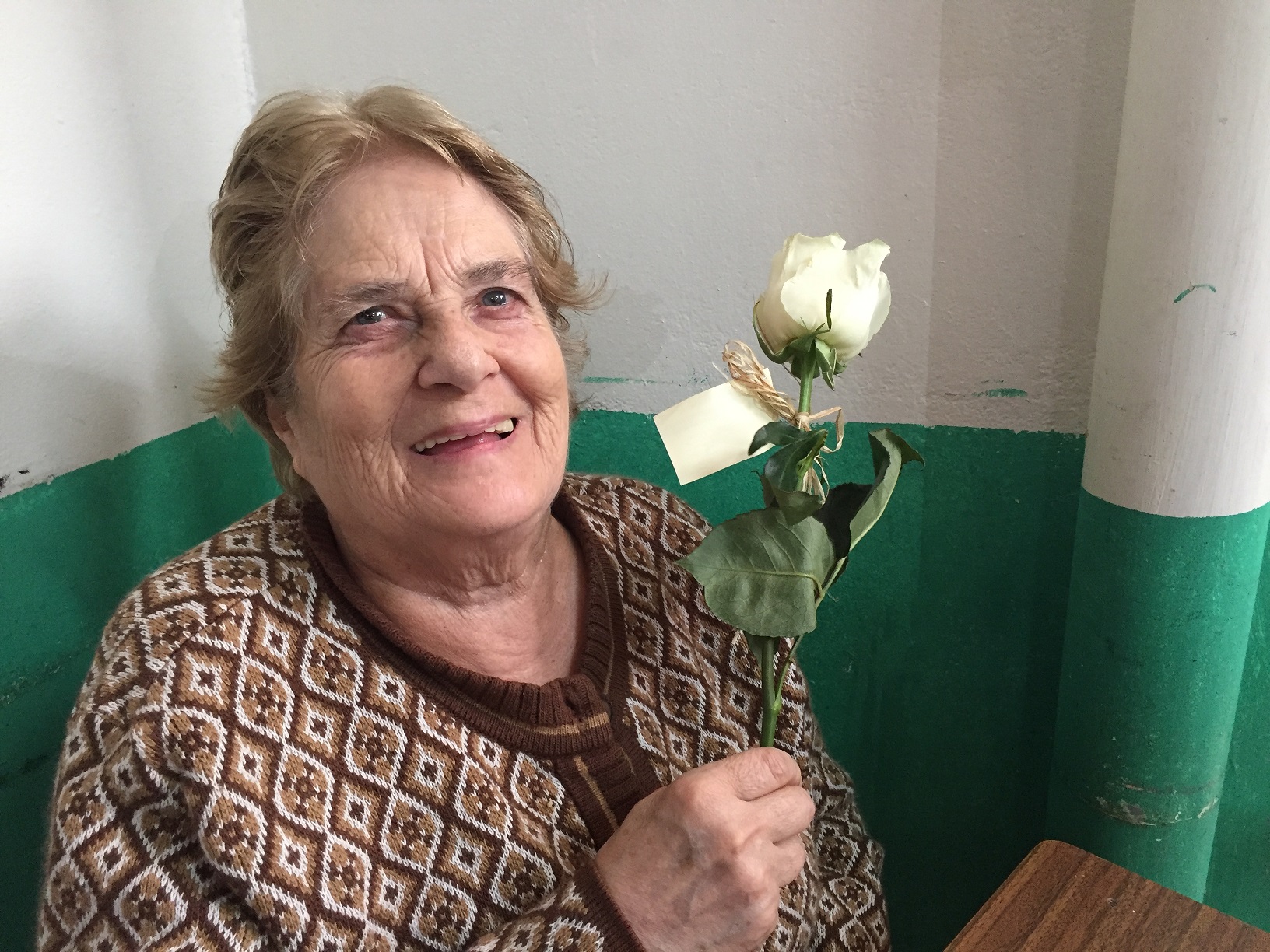 "Te abrazo con una Sonrisa": Pastoral tomasina llevó rosas y poemas a personas mayores de hogar en Hualpén