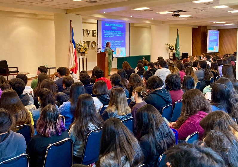 Masiva participación de estudiantes y académicos en Seminario de Tecnología Médica UST Santiago