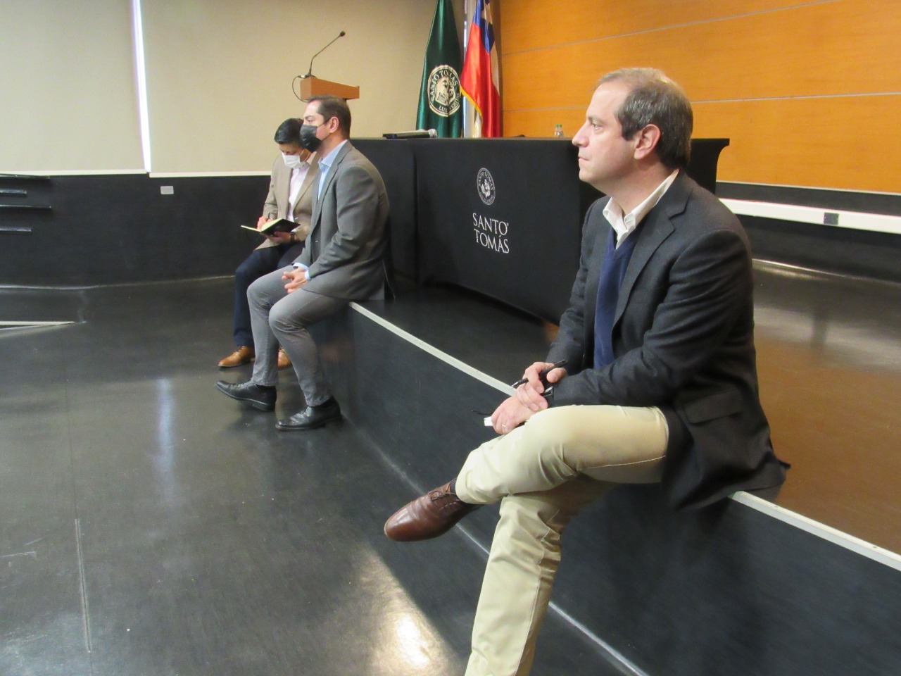 Egresados del IP-CFT Santo Tomás Los Ángeles intercambiaron experiencias con rector nacional y consejo directivo