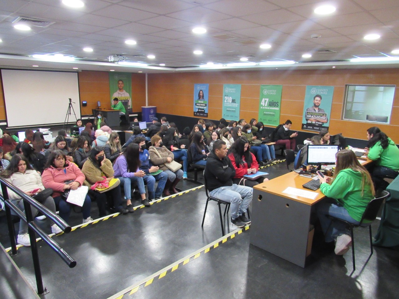 Estudiantes madrugaron para el proceso de Admisión 2023 de Santo Tomás Los Ángeles