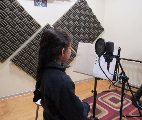 18 alumnos de escuela rural graban Audio Libro con poemas en mapudungún en estudio de grabación de Santo Tomás Temuco