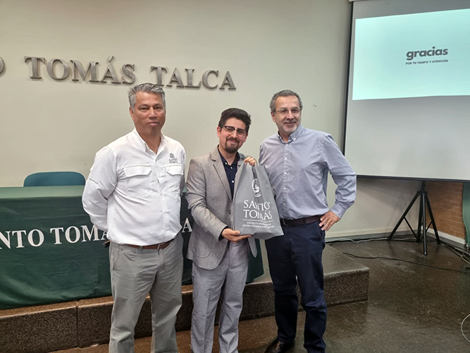 Más de un centenar de alumnos de informática se reunieron en Santo Tomás Talca para muestra tecnológica