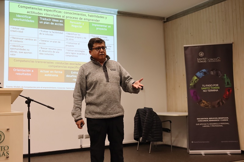 Egresados tomasinos participan de taller para la empleabilidad