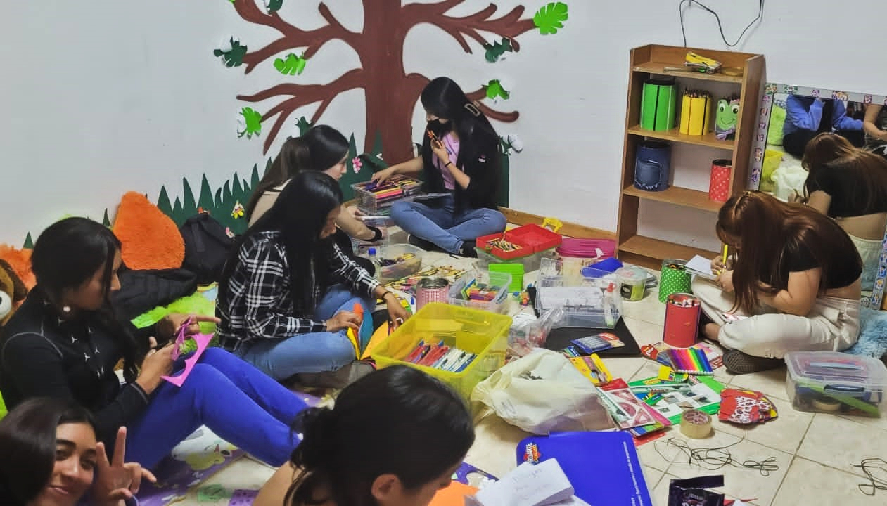 Estudiantes del Área de Educación implementaron sala educativa y hermosearon comedor solidario en Alto Hospicio