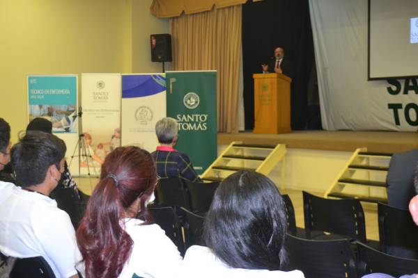 Contralor Regional dictó charla a estudiantes y egresados del área de salud de Santo Tomás Copiapó