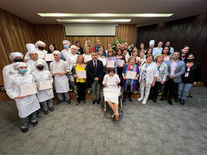 Adultos mayores de Macul se capacitan en técnicas de cocina y modelo de negocios