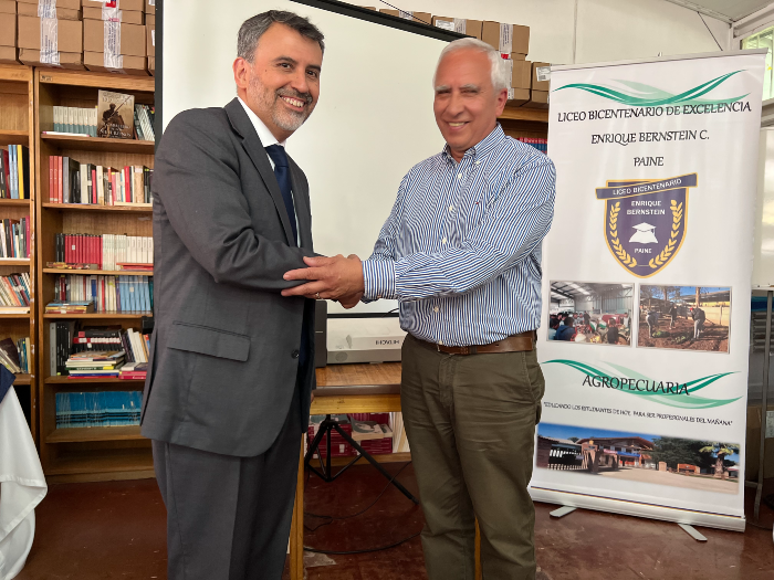 Santiago Centro y Liceo Enrique Bernstein sellan acuerdo de colaboración