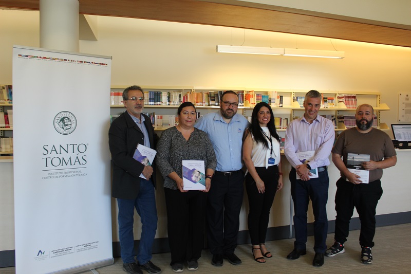 Empresa Brainamics dona libros sobre Fibra Óptica a la Biblioteca Santo Tomás San Joaquín