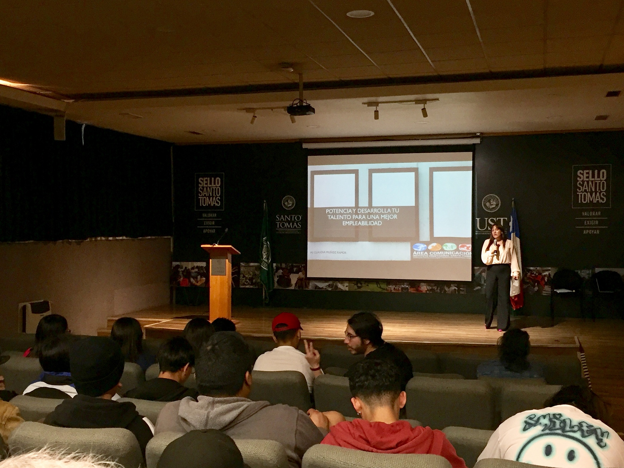 Egresados del área de Comunicación se asesoran en materia de empleabilidad
