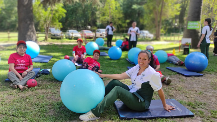 Estudiantes del Área Salud brindan atención a adultos mayores de Huechuraba