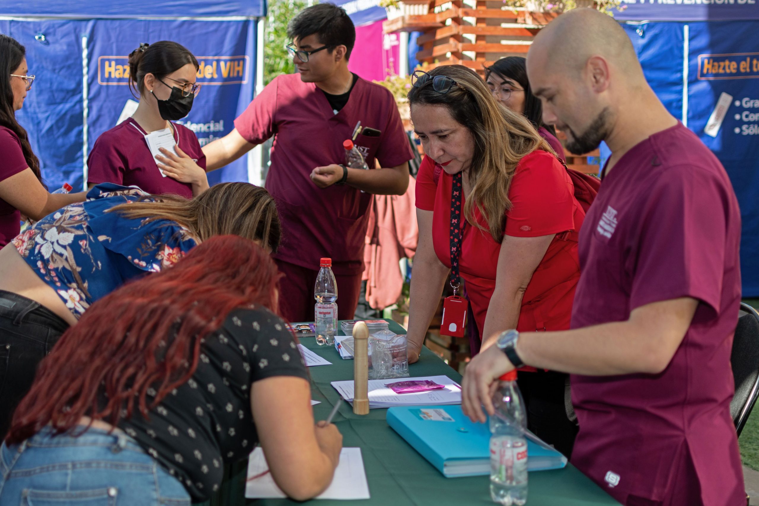 Tomasinos y tomasinas de Tecnología Médica realizaron campaña de test rápido de VIH junto a la Seremi de Salud