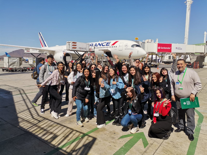 Tomasinos de Servicios Aerocomerciales recorren instalaciones del Aeropuerto de Santiago