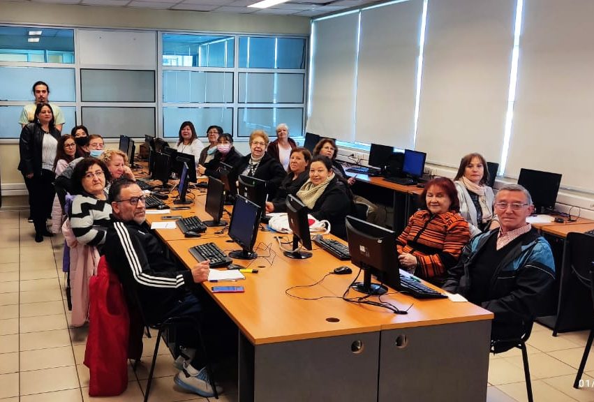 Programa fomentó la alfabetización digital de personas mayores de Concepción