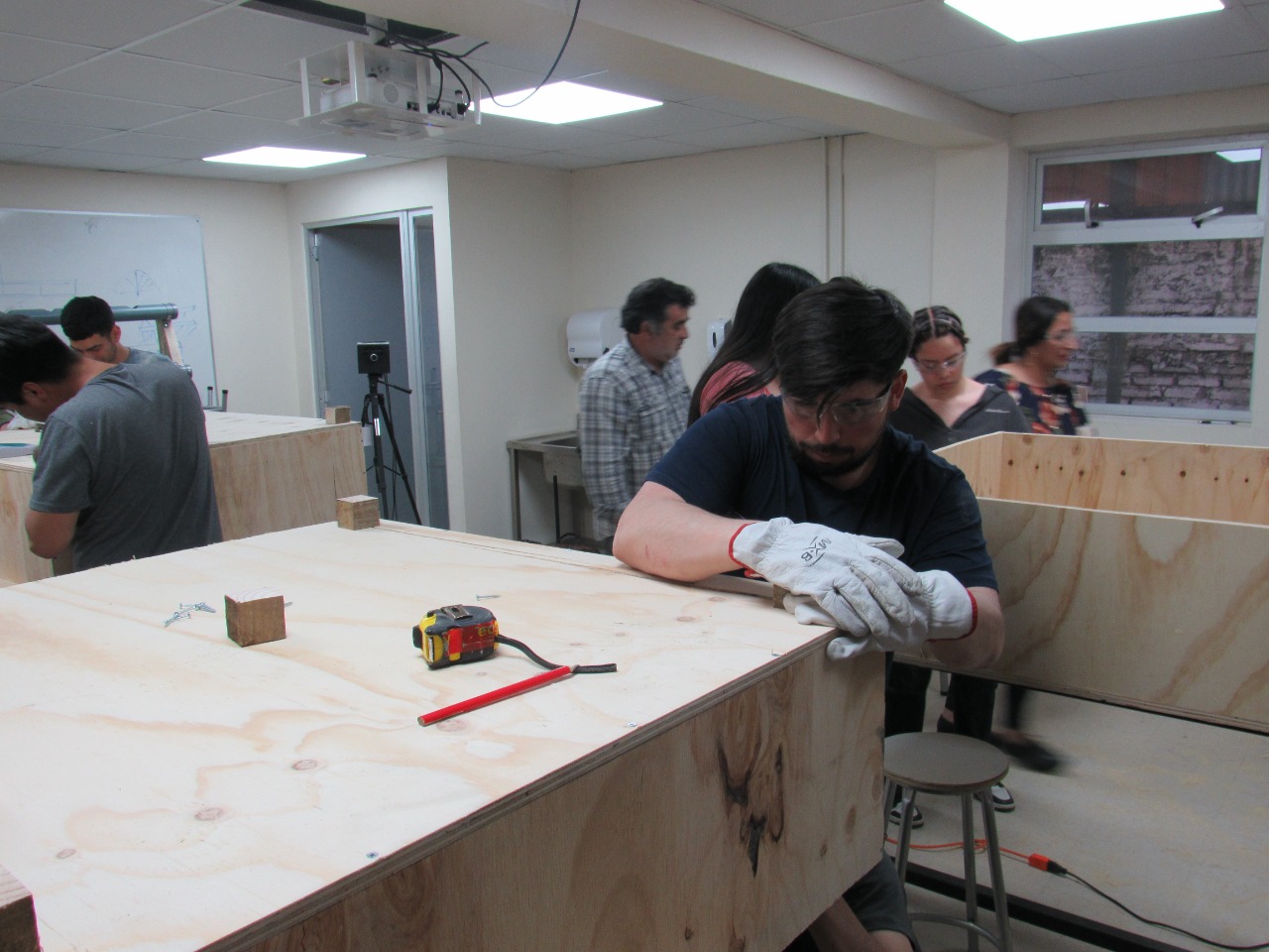 Estudiantes dan el vamos a proyecto emblemático con la construcción de maceteros