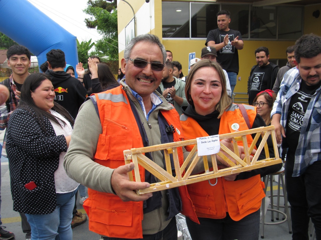 Técnico en construcciones civiles santo tomás los ángeles triunfa en feria tecnológica de Chillán