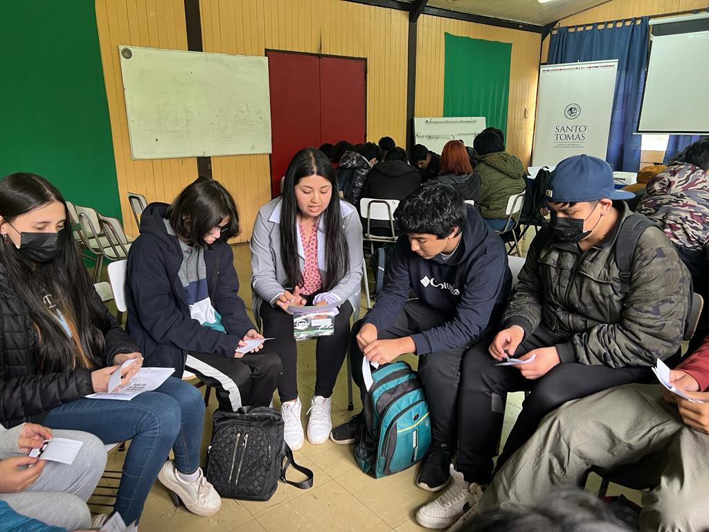 Estudiantes del Liceo Bicentenario Andrés Antonio de Gorbea fueron parte de taller de ciberacoso y consecuencias jurídicas
