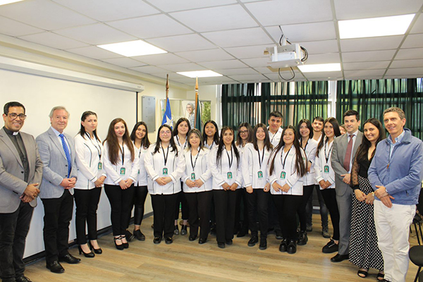 Santo Tomás Chillán realiza emotiva ceremonia de investidura para estudiantes de Técnico en Registro e Información Biomédica
