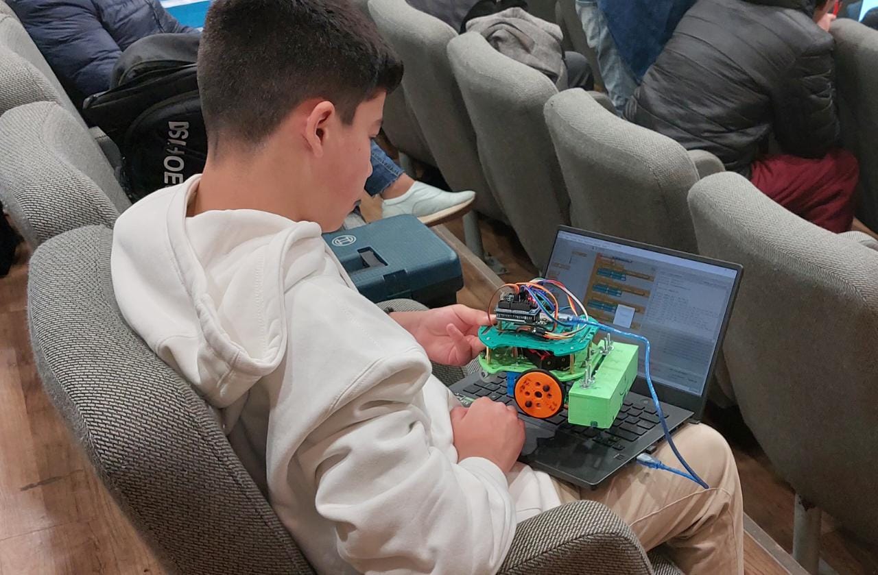 Estudiantes de básica y media ponen a prueba sus habilidades en torneo de robótica