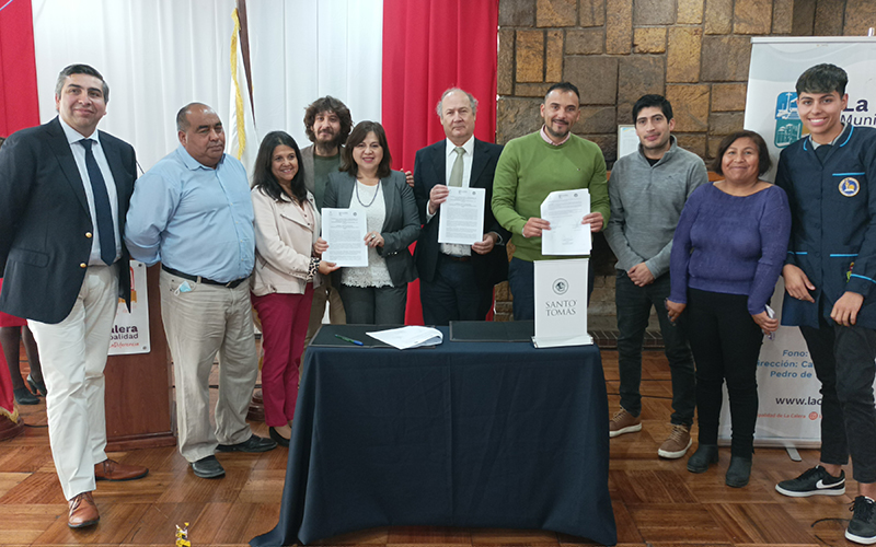 CFT Santo Tomás Viña del Mar y Municipalidad de La Calera firman convenio de articulación y continuidad de estudios