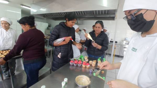 Estudiantes de Gastronomía de Santo Tomás Copiapó prepararon bolsas de navidad para personas atendidas por la Corporación Pétalos de Esperanza