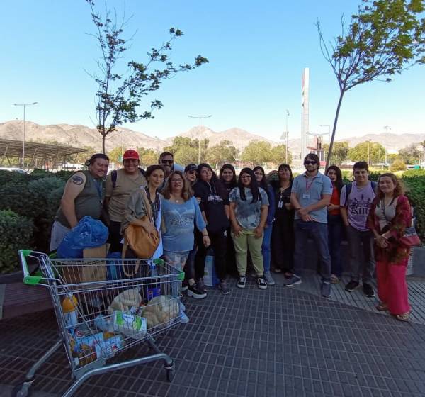 Estudiantes de Santos Tomás Copiapó entregaron alimentos a personas en situación de calle