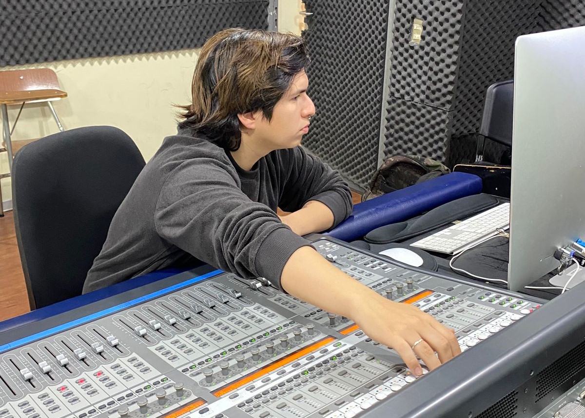 Estudiante de Santo Tomás Concepción aprendió de Barry Sage en Foro Internacional Audio