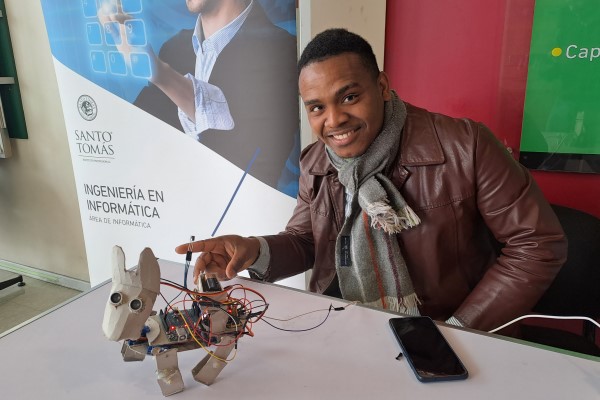 Estudiante de Informática de Valdivia expuso sobre mascota arduina