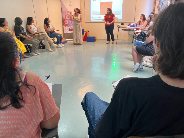 Nuevos tomasinos asisten a taller organizado por el Área de Educación Santiago Centro