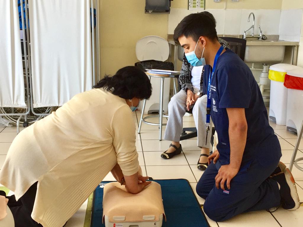 En Santo Tomás Concepción estudiantes y egresados de Enfermería capacitan a personas mayores en primeros auxilios