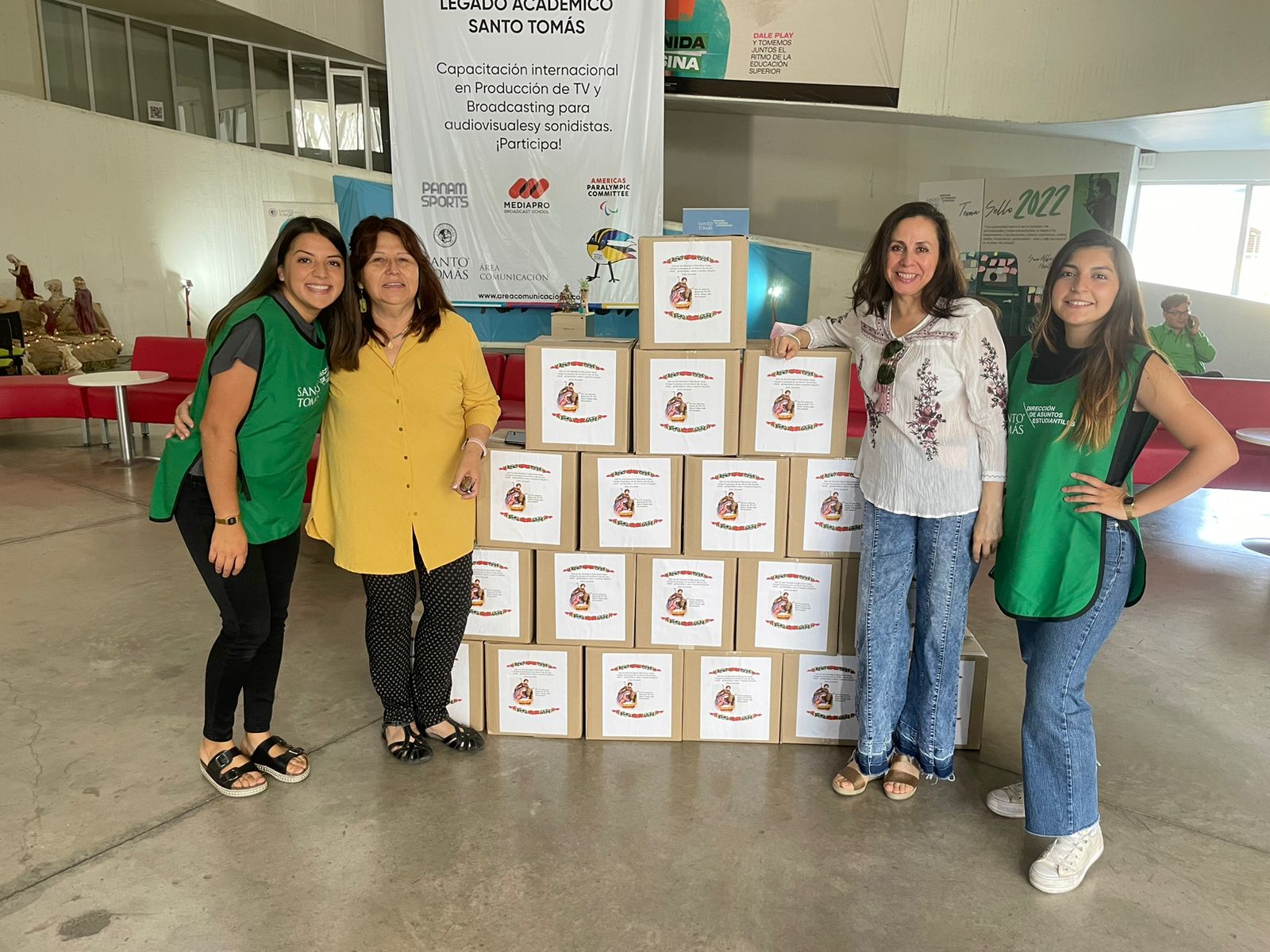 Comunidad Santo Tomás San Joaquín dona 19 cenas navideñas a familias cercanas a la sede