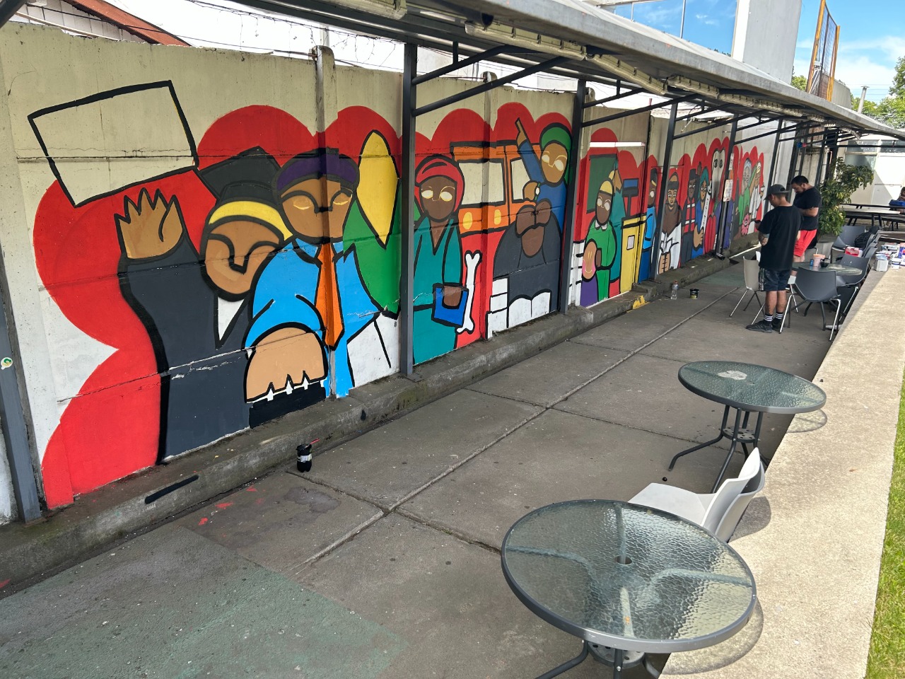 Crean mural para expresar experiencias estudiantiles en Santo Tomás Los Ángeles