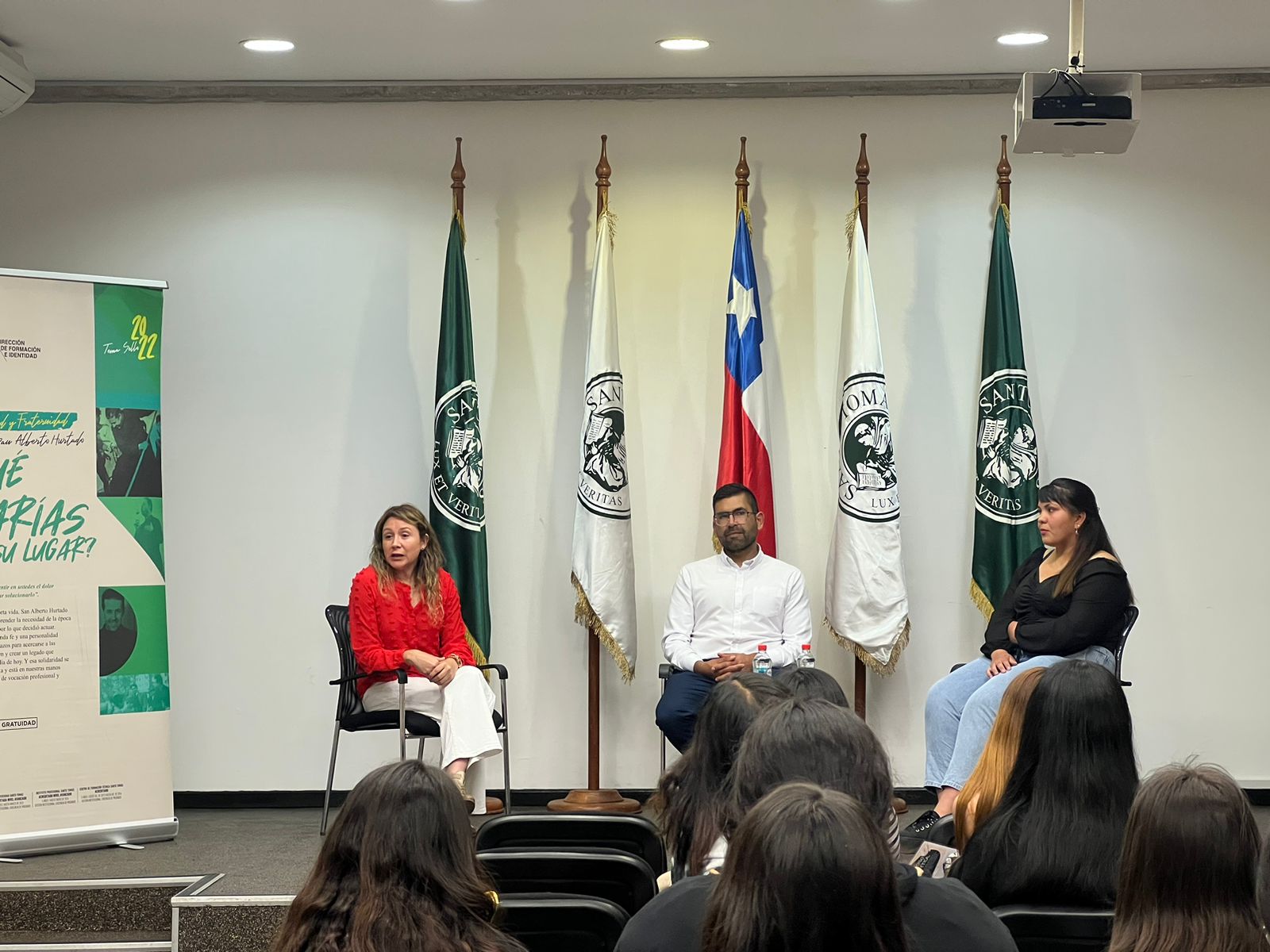 Tomasinas participan en conversatorio sobre ética y valores en el ejercicio profesional