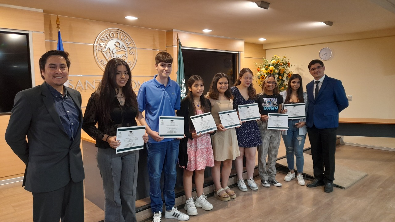 Santo Tomás realizó segunda versión del concurso de inglés “Pitch Yourself”