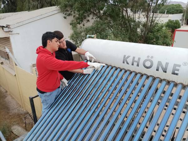 Estudiantes de Técnico en Energía Solar de Santo Tomás realizaron diagnóstico al Sistema Termosolar de la Escuela de Educación Diferencial María Luz Lanza Pizarro
