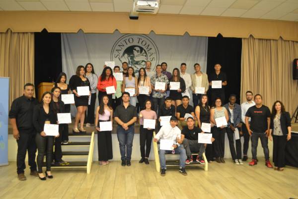 Estudiantes que integran las selecciones de Básquetbol y Fútbol son reconocidos por Santo Tomás Copiapó
