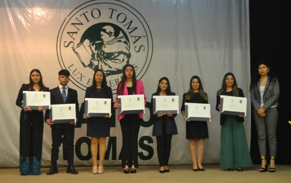 Nuevos profesionales de las áreas de Administración, Ingeniería, Diseño y Ciencias Sociales reciben su título en Santo Tomás Copiapó