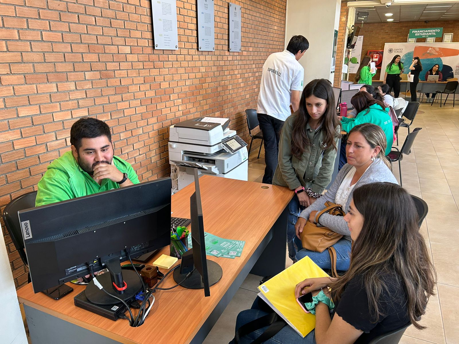 Santo Tomás Los Ángeles recibe postulantes a Universidades con asesorías en sede